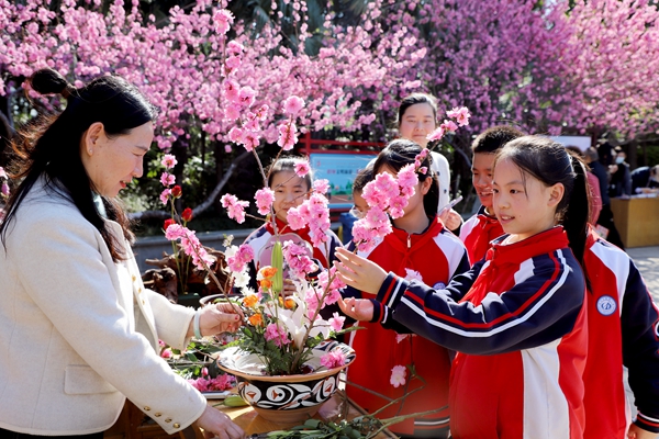 郑州市第十一届桃花文化节在郑州市动物园拉开帷幕