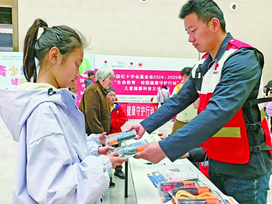 驻马店市青少年宫科技馆举办健康科普义诊活