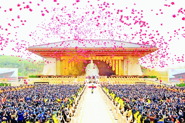 祈愿祖国繁荣昌盛 祝福世界和平安宁 乙巳年