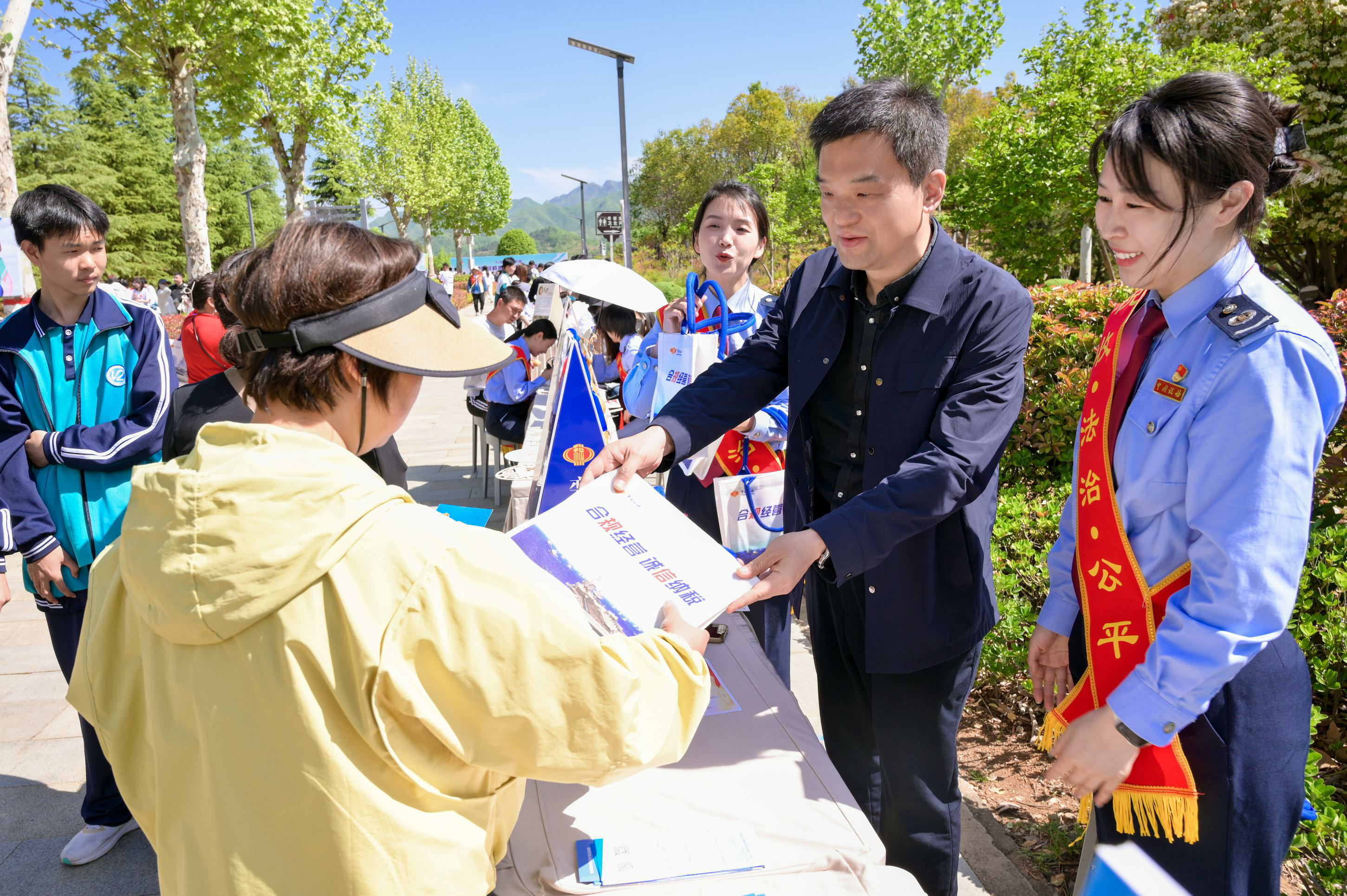 栾川县税务局:“一把手”化身“税宣员” 服务“走新”更"走心"