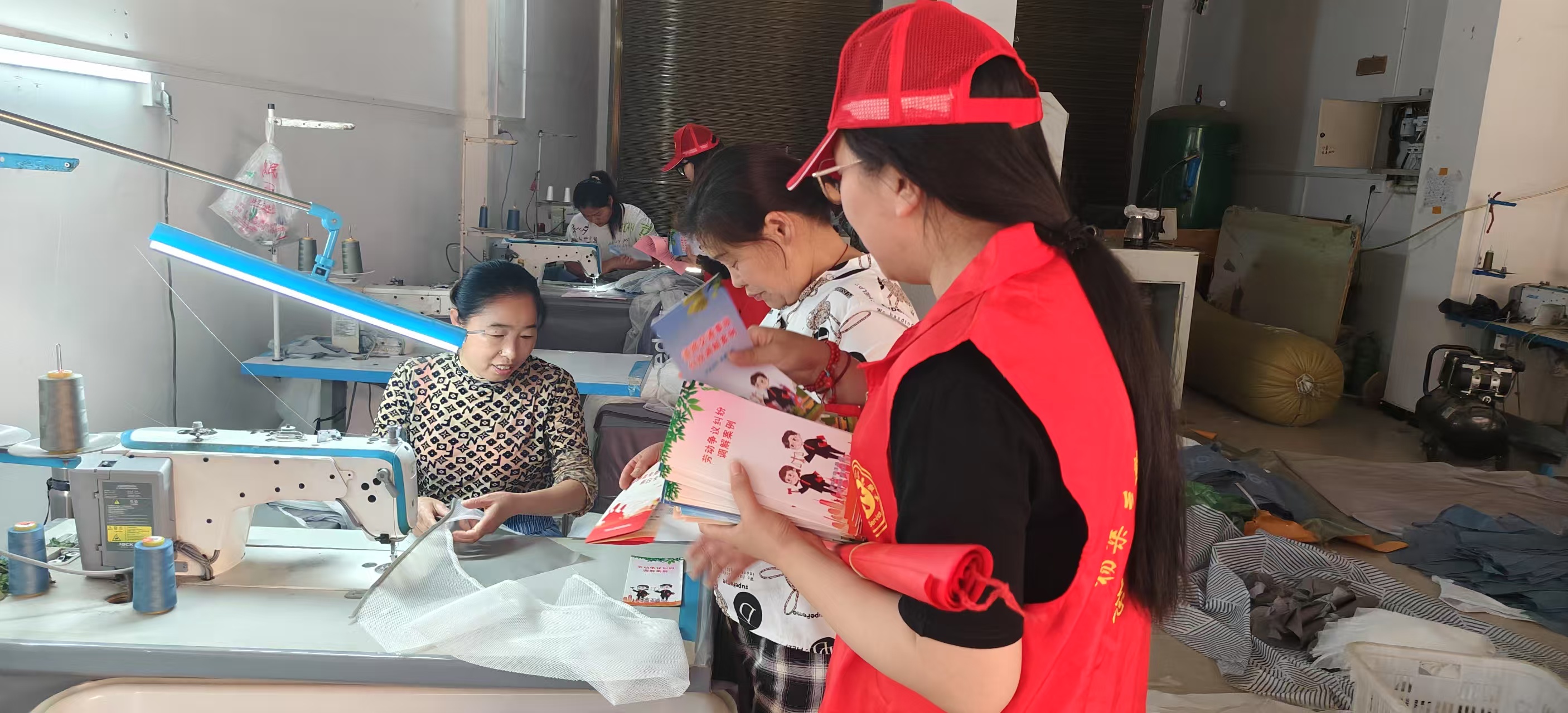 固始县杨集乡妇联联合杨集乡团委开展“巾帼普法乡村行”宣传活动