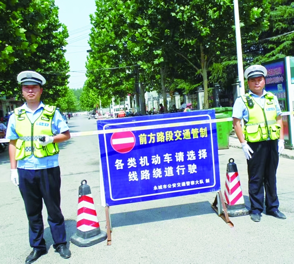 永城交警无惧高“烤” 为考生“逐梦之路”保驾护航