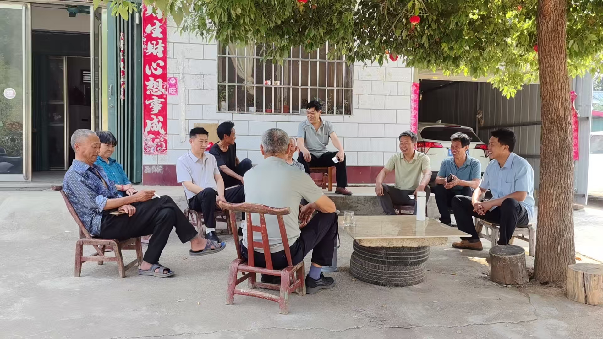  “板凳会”促干群同心 “板凳会”现场