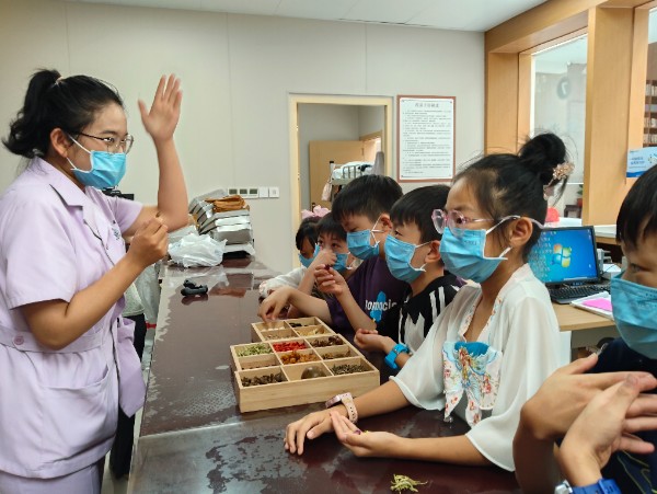 登封市嵩正中医院暑期托管班 开展中医药文