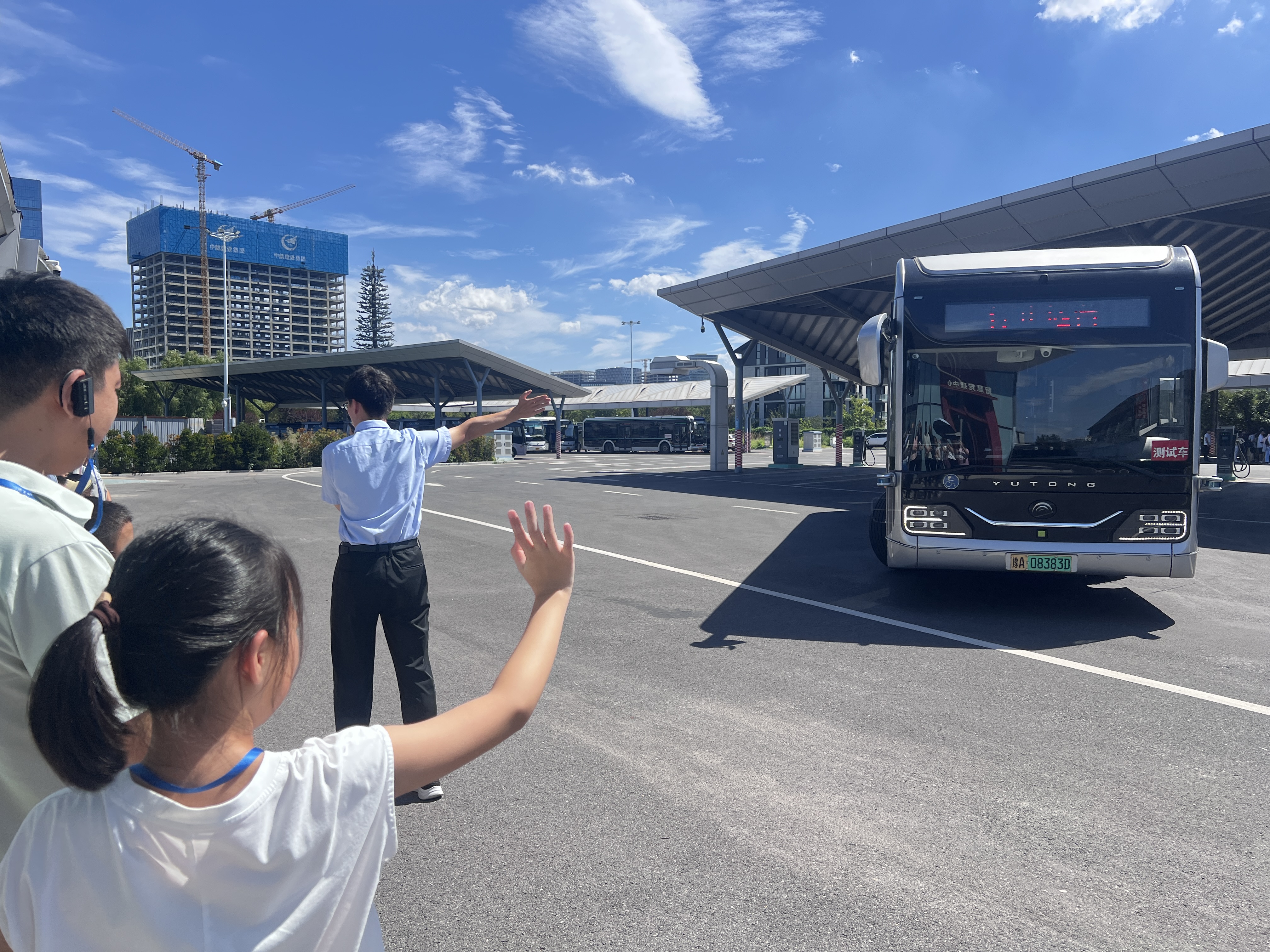郑东新区自动驾驶一号线迎来一批充满好奇和