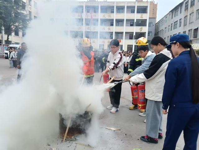 宁陵县初级中学组织开展消防灭火演练活动