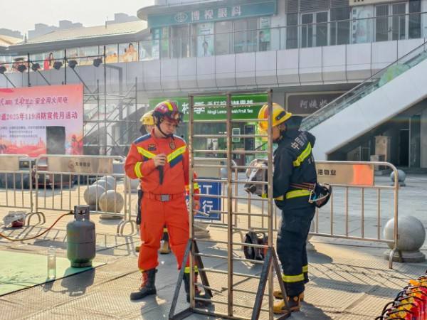 2025年“119”消防宣传月集中宣传活动暨消防演练在济源宝龙金街中心广场举行
