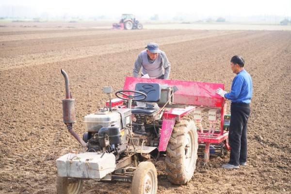 淮滨县防胡镇付庙村田间机声隆隆 抢天播种小麦