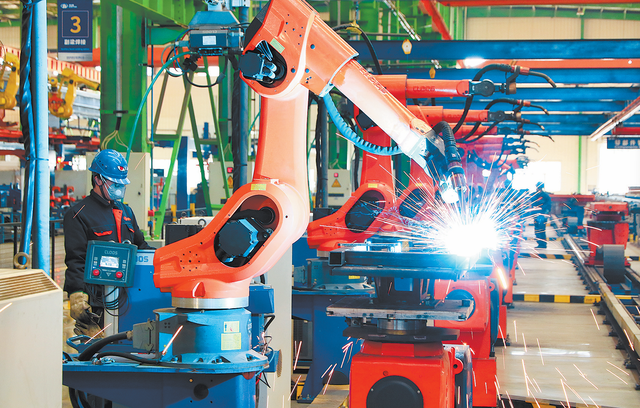 三门峡市陕州区的河南骏通车辆有限公司  工人们赶制出口订单