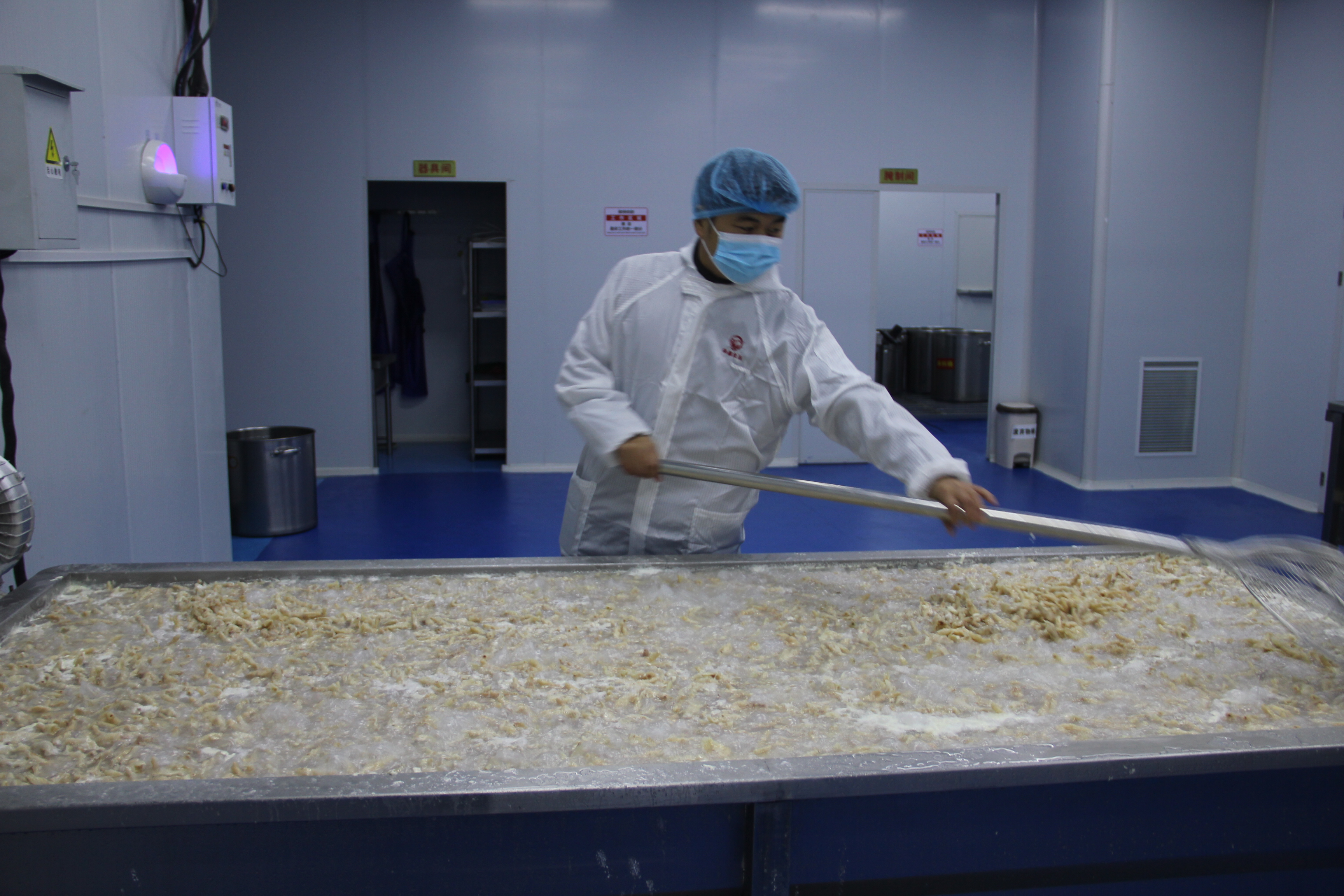 襄城县丁营乡沟刘村河南来鑫食品加工厂车间内一片忙碌