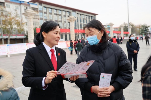新野县人民法院组织干警在该县文化广场开展