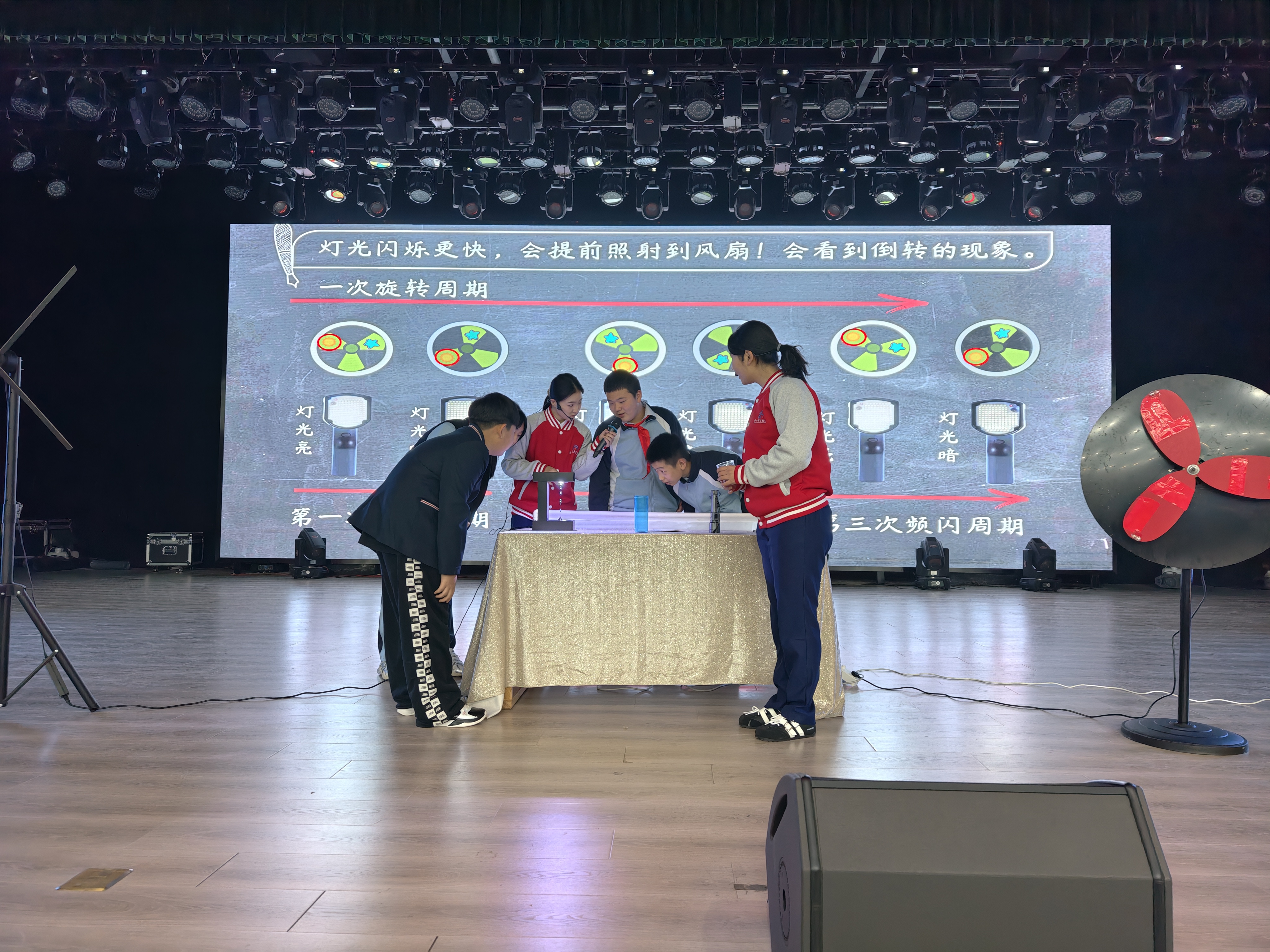 郑州科技馆受邀参加在河南省第二实验中学举办的科学嘉年华活动