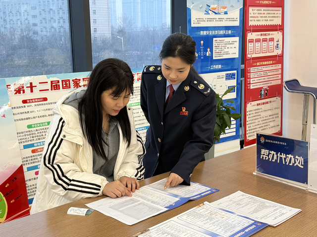 辉县市税务局开展热点问题集中解答活动