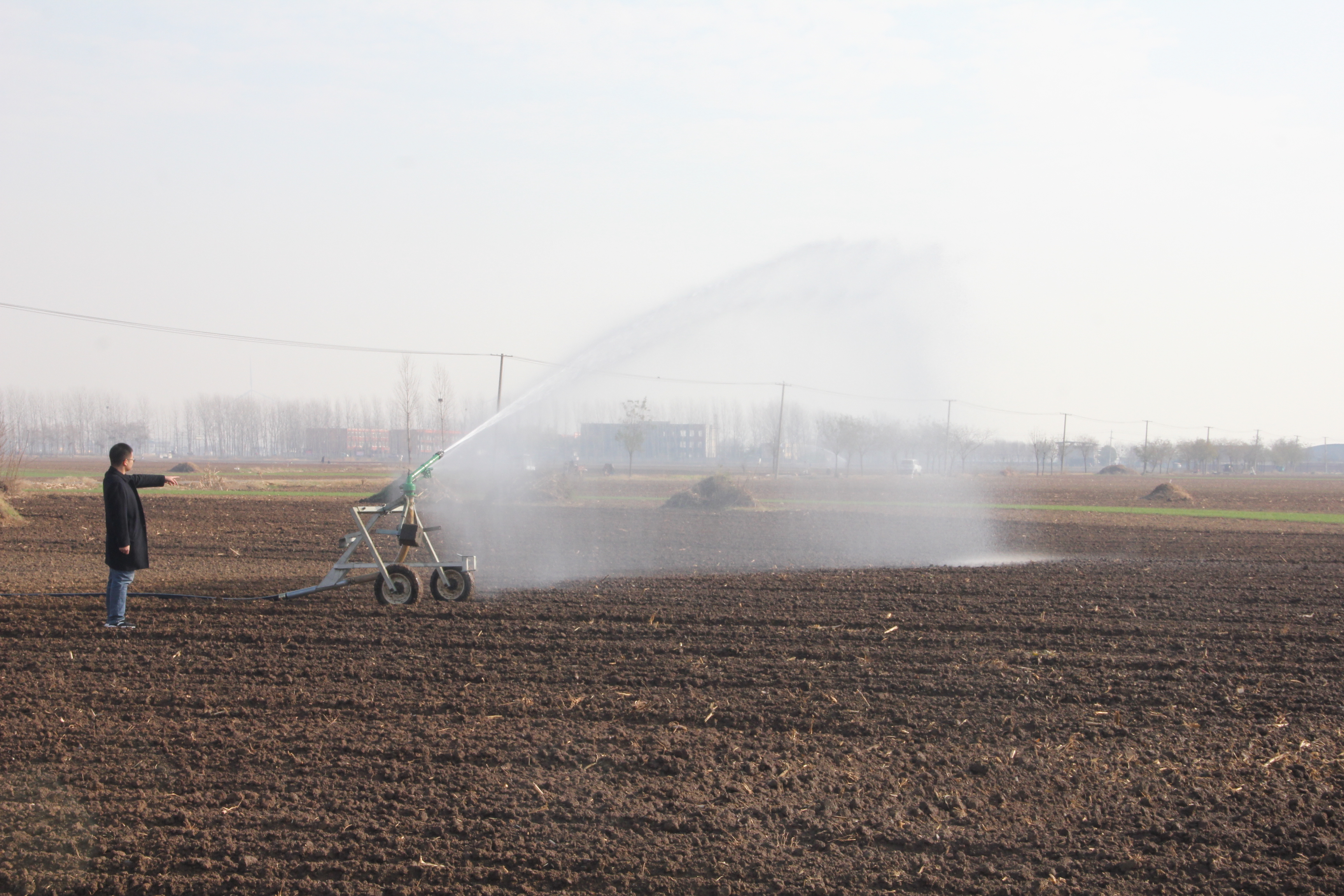襄城县姜庄乡调集多台喷灌设备分区作业 助力小麦丰产增收