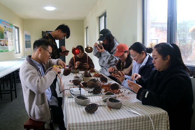 平顶山市湛河区曹镇乡曹北村村民制作创意装饰品