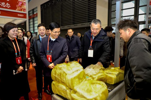 首届郑州空港国际年货节开幕 年货节如约而