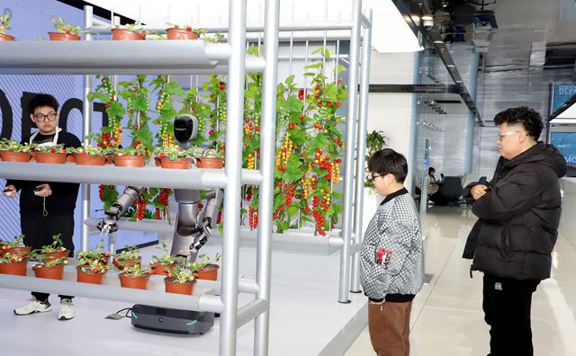 河南首家“中原异构人形机器人4S店” ----