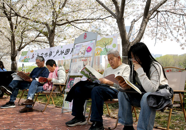郑州图书馆举办“光合作用”户外图书馆活动