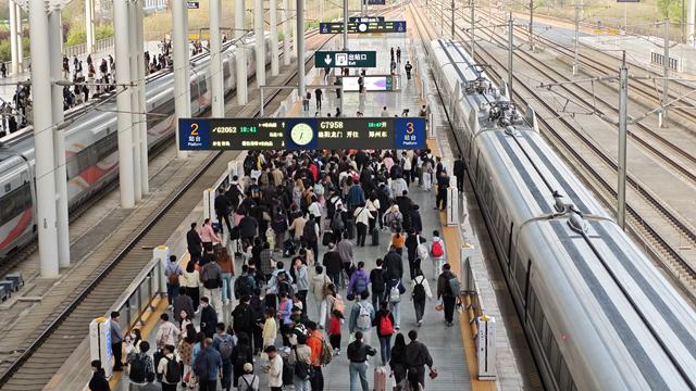 铁路清明假期运输启动 中国铁路郑州局集团有限公司预计发送旅客423.2万人次