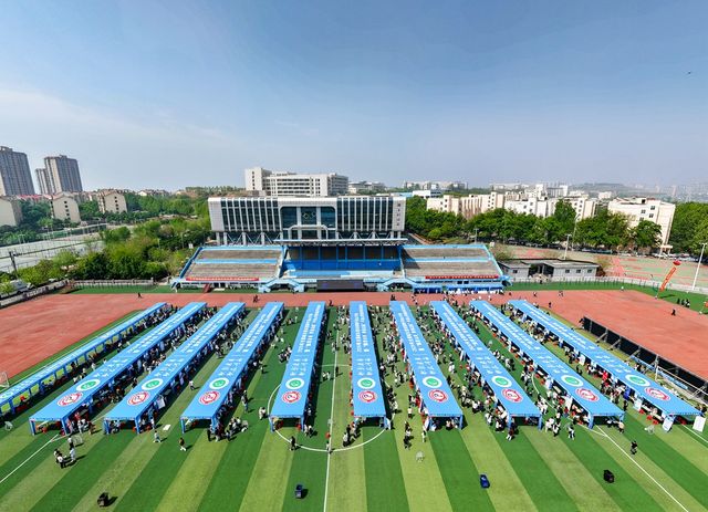 以“招培就”一体化破局高校就业难题 平顶