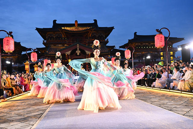 ，洛阳市老城区“花开中国·礼遇洛阳”九洲池华服文化盛典主秀场活动 在隋唐洛阳城九洲池景区圆满落幕