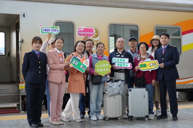 “中原铁道·大河之南号”特色旅游列车启新程 开行信阳采茶新线，解锁春日Color Walk新体验