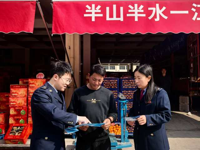 焦作市马村区税务局工作人员在辖区农贸市场为商户讲解税务政策