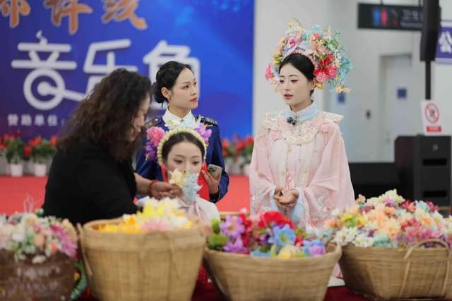 郑州地铁“簪花雅礼”活动在许昌东站温情启