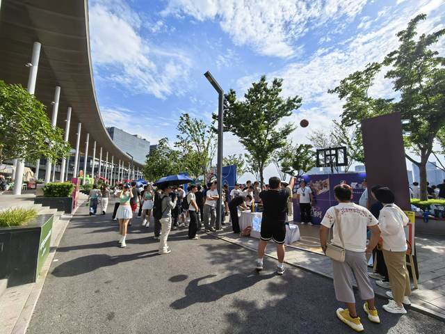 郑州市郑东新区龙湖金融岛举办多样促销活动