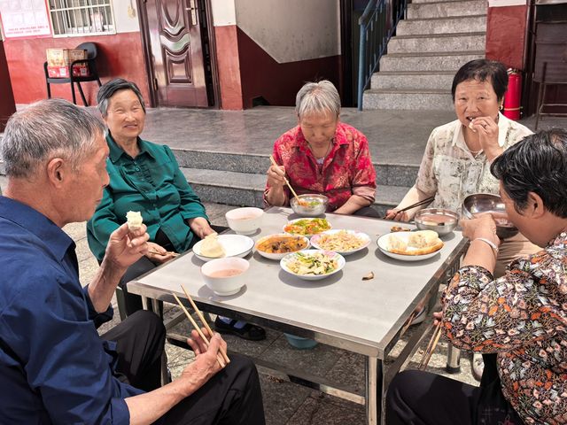 创办老年食堂、创新运营模式、餐桌上化解矛