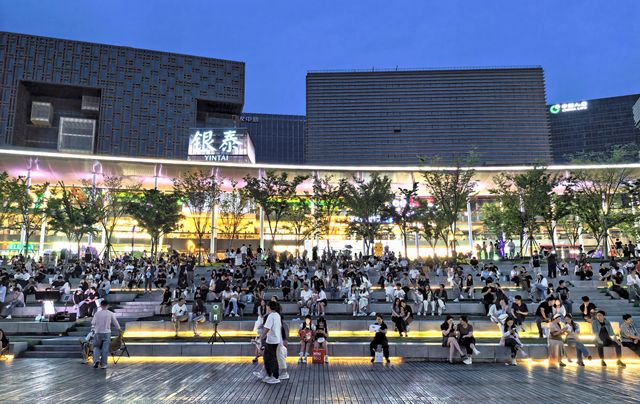 郑州市郑州东新区龙湖金融岛湖边人群熙攘  