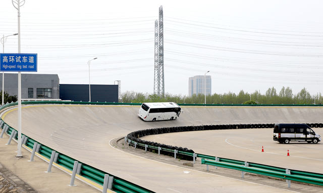 客车在宇通路试试验场进行高环试验