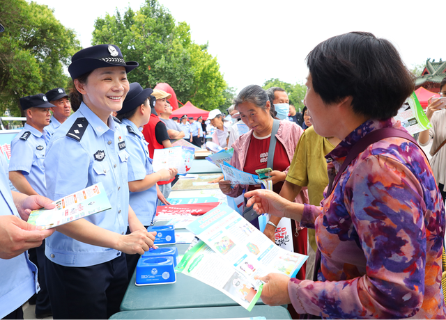 开封市禁毒工作专班在该市宝津楼广场举行“