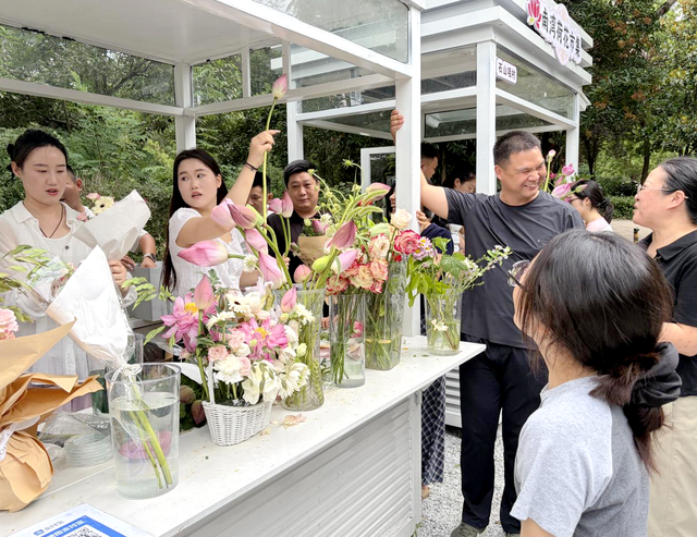 信阳市浉河区南湾湖畔荷香满溢 “荷花市集