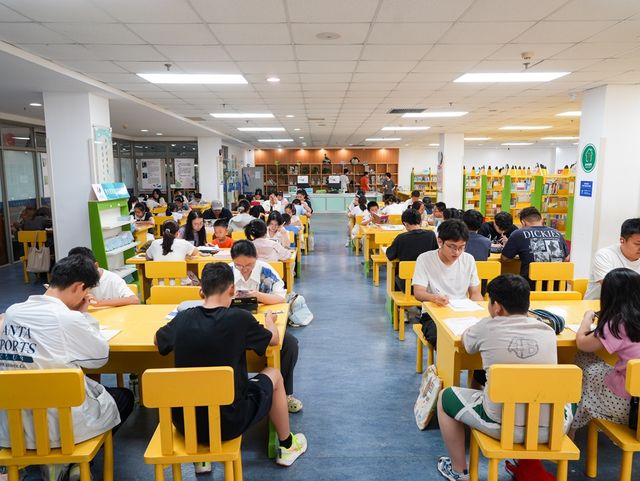 河南省图书馆(健康路馆区)阅览自习区座无虚