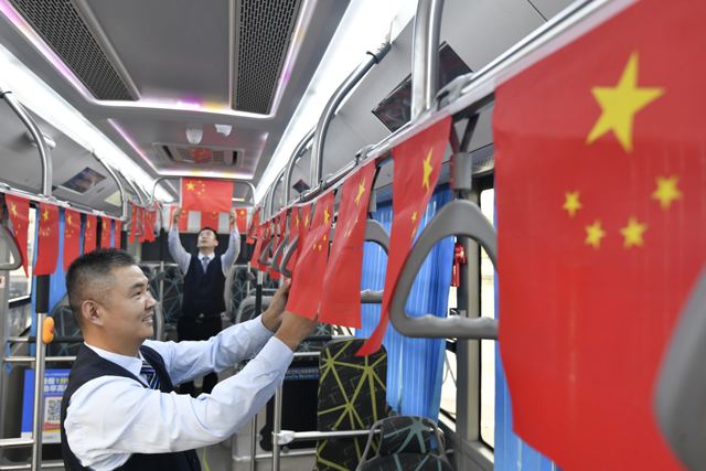 红旗随车走 家国记心头