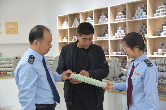沁阳市税务局组织业务骨干对重点头饰企业开展“一企一策”上门辅导