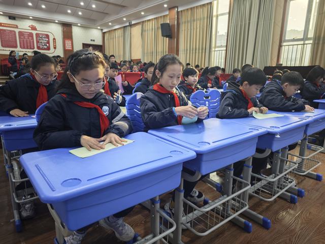 学生动手制作模型.jpg