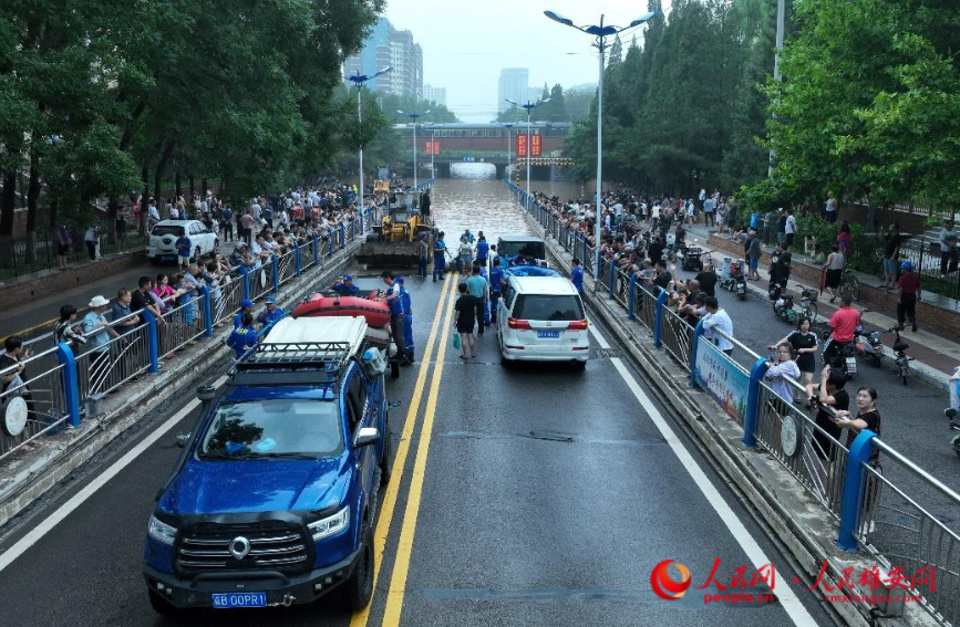 8月1日下午，在涿州市范阳路地道桥附近，水势逐渐上涨，救援人员正在准备涉水进入灾区。 人民网 李兆民摄