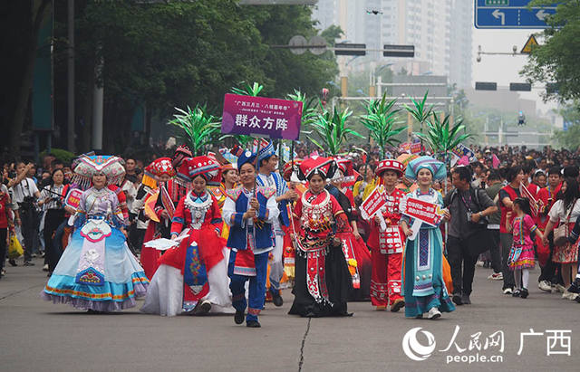 “广西三月三·八桂嘉年华”巡游现场。人民网 付华周摄