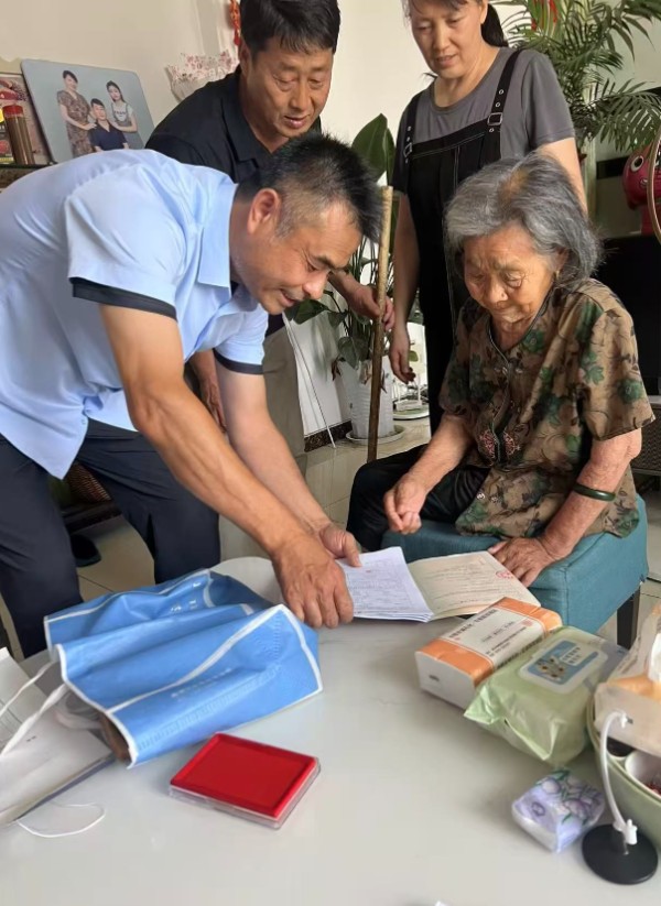 烈日下的“暖心速递”商丘不动产登记上门服务暖到心坎里照片.jpg