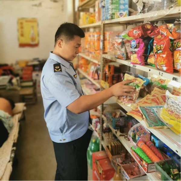 内黄县执法人员检查食品安全工作.jpg