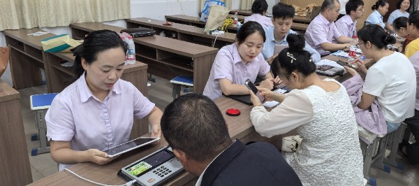 农行信阳胜利路支行：助力“开学季” 金融服务进校园