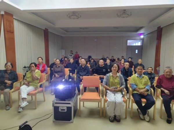 固始县蓼城街道新时代文明实践所开展 “红色光影照蓼城，初心使命永传承” 迎国庆公益电影放映文明实践活动