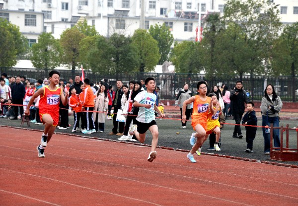 砺炼强健体魄 争做强国少年——潢川县举办第四十九届中小学生运动会