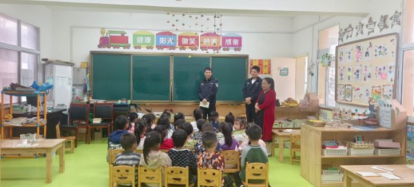 淅川县西簧乡中心幼儿园：开展“法护童行，共筑成长”法治进校园活动
