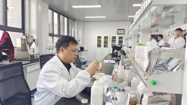 主流媒体采访团来项采访省劳模井金峰