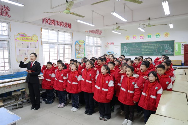 宪法种子发芽时——新野县人民法院开展送法进校园活动