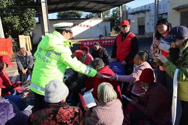 周口交警联合多部门开展“践行志愿精神 共倡文明交通”志愿服务进乡村活动