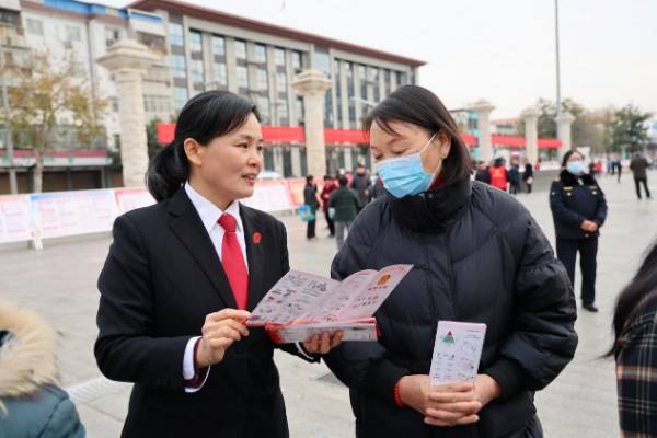  新野县人民法院：宪法宣传进广场 法治精神润民心